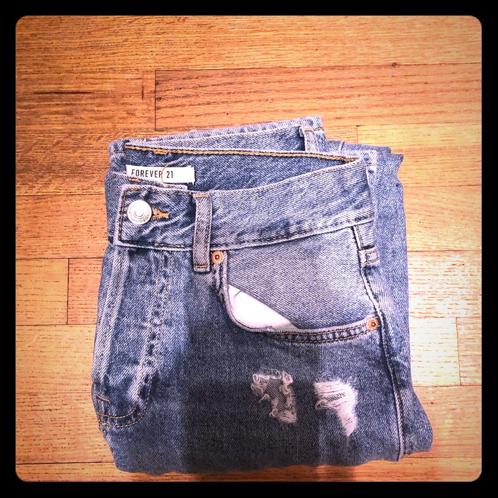 Hey y’all! These are some cute Ripped jeans!